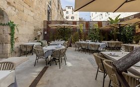 Leonis Restaurant & Rooms